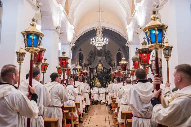 Jelsa: Ispraćaj jelšanskog križa i početak procesije "Za križen"