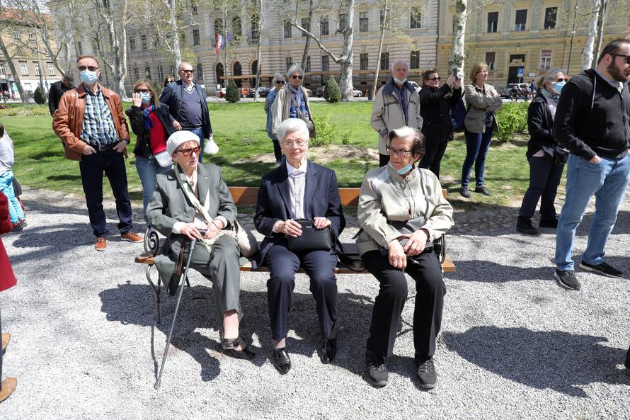 Zabavili Zagrepčane: Ante Gelo i Borna Šercar izvodili najveće klasične hitove na Zrinjevcu