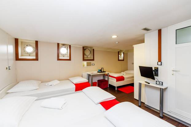 FOTO Zavirite u prvi brod-hotel u Hrvatskoj: Noćenje na ovom brodu u Rijeci ima posebnu čar