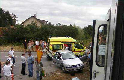 Vozačica Corse preživjela je nalet putničkog vlaka
