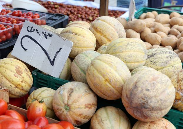 Šibenik: Ponuda vo?a i povr?a na šibenskoj tržnici