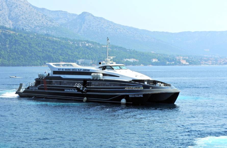 Korčula: Velik broj turista čeka ukrcaj na katamarane