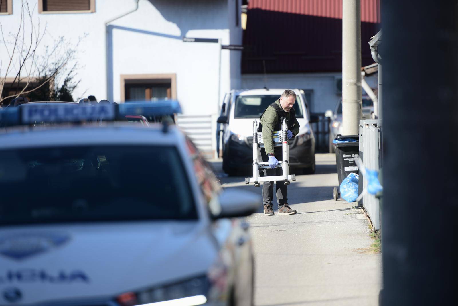 Zagreb: U eksploziji u Dubravi oštećeni su kuća i dva auta, policija provodi očevid