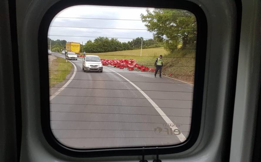 Tuga u Krnjaku: Iz kamiona su ispale gajbe pune piva, zbog rasutog stakla došla i policija