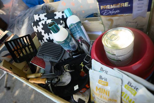 U skloništu Dumovec održan je prvi Dumovečki buvljak na kojem su građani mogli posjetiti sklonište te upoznati pse i mačke