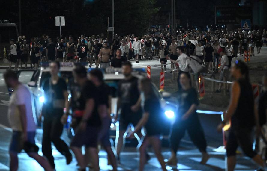 Zagreb: Završio je koncert Marka Perkovića Thompsona, kolone ljudi idu s hipodroma