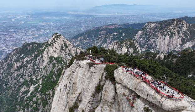 CHINA-SHAANXI-HUASHAN MOUNTAIN-SIGHTSEEING CABLEWAY-MAINTENANCE WORKER (CN)