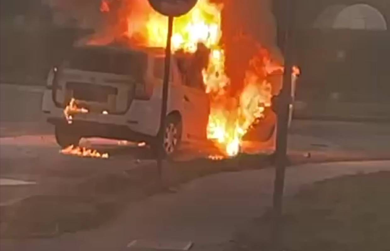 VIDEO: Zapalio se auto kod Ikee, ostala je samo olupina
