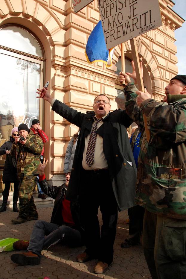 ARHIVA: Zagreb: Na prosvjedu protiv EU policija grubo privela nekolicinu prosvjednika