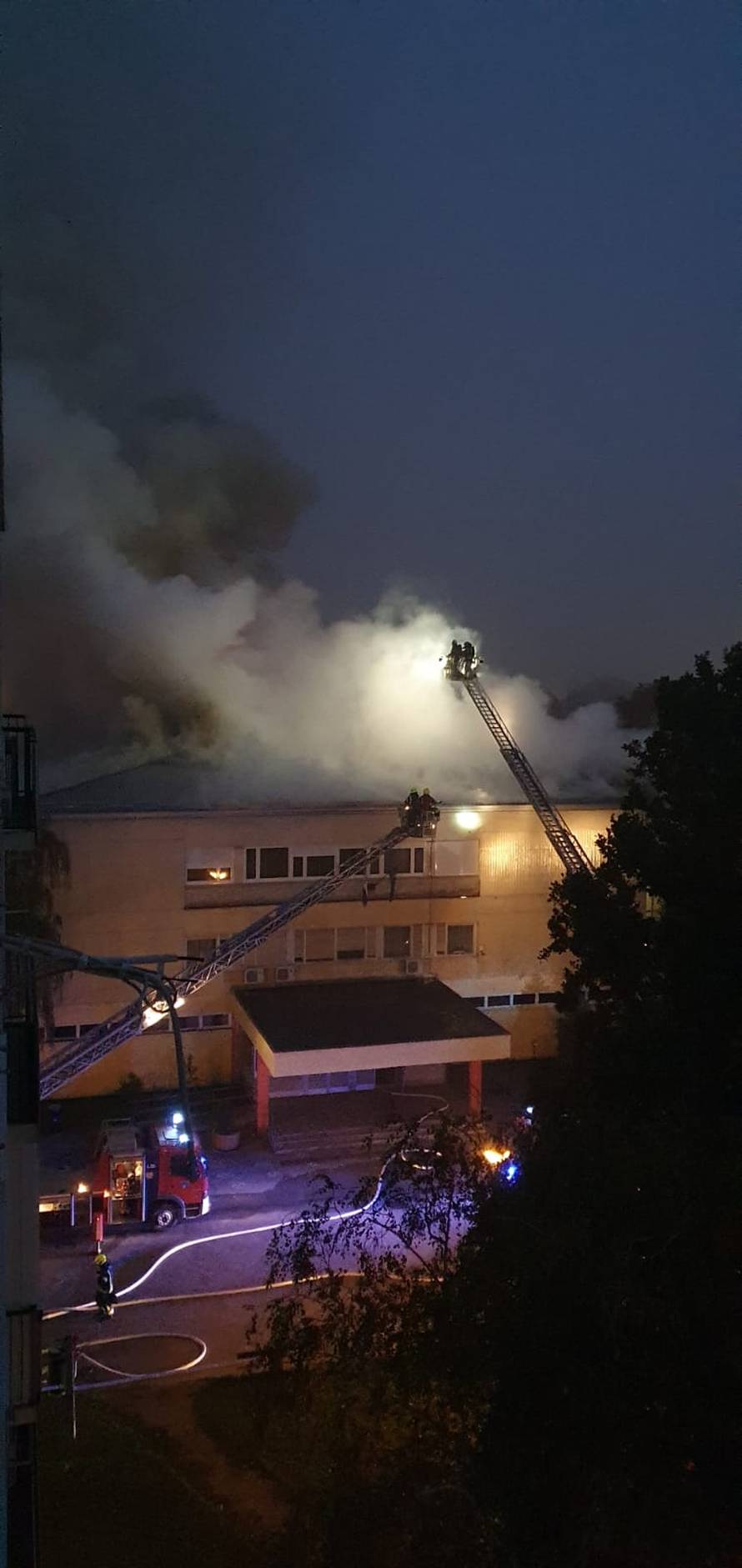 VIDEO Osnovna škola u Zagrebu gorjela više od dva sata, jedan vatrogasac je lakše ozlijeđen