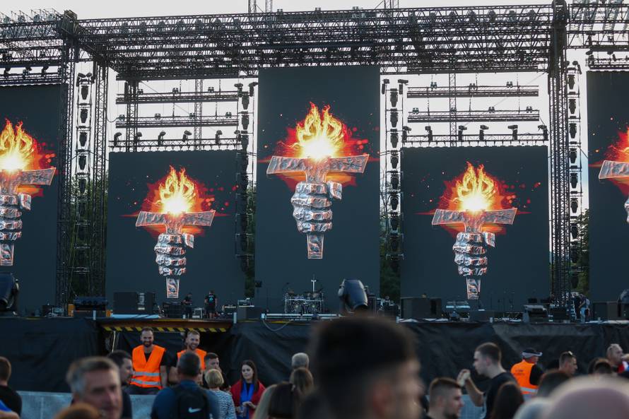 Sinj: Thompsonovi obožavatelji čekaju početak koncerta na hipodromu