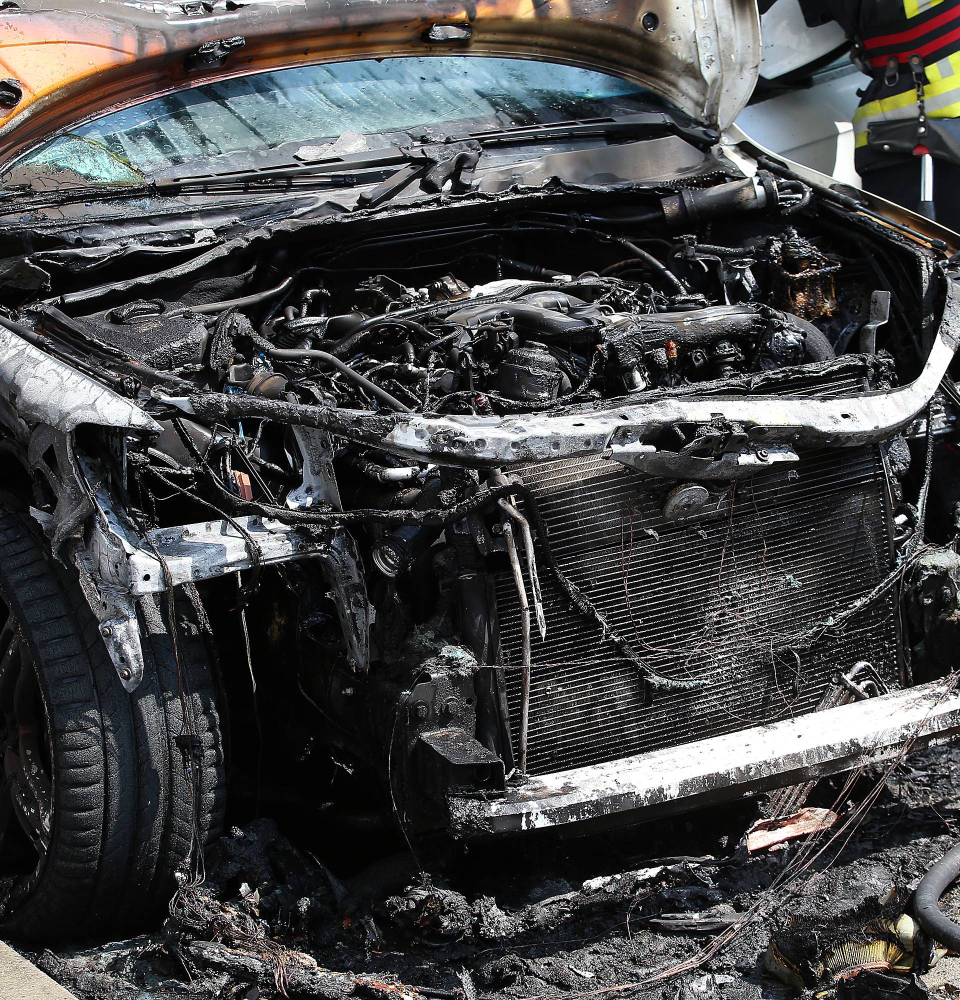 Zapaljen Audi Q7 na Vrbiku: Polio ga tekućinom i pobjegao