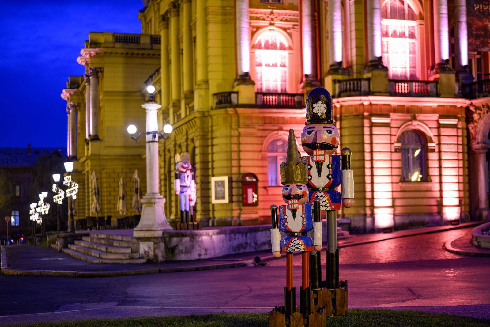 Zagreb: Orašari postavljeni ispred zgrade Hrvatskog narodnog kazališta