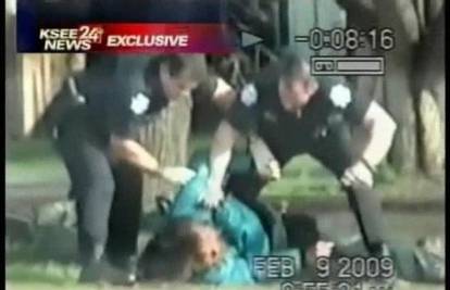 SAD: Policajci beskućnika bacili na pod i pretukli ga