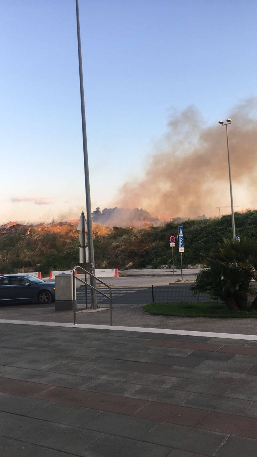 Gorjelo je u Splitu: Planula je trava ispred shopping centra