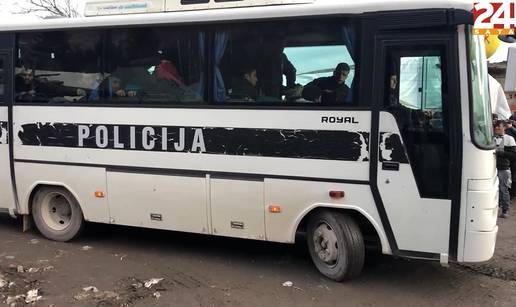 Bus kao iz 'Ko to tamo peva', a njime skupljaju migrante u BiH