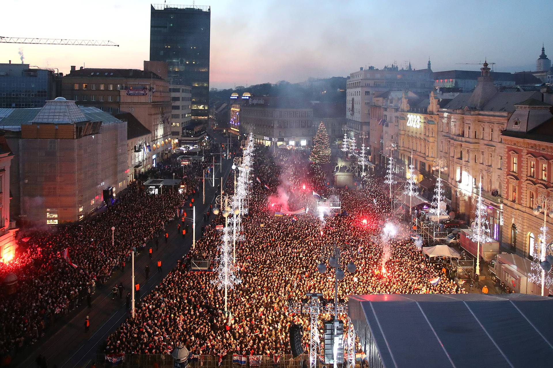 Zagreb: Pogled na glavni Trg prepun navija?a koji su spremni za do?ek Vatrenih