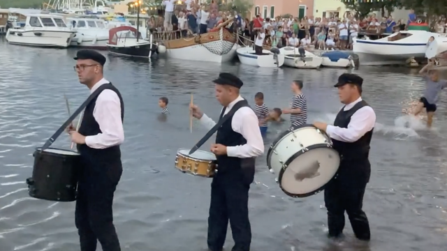 Glazbenike u Salima ništa nije omelo: Svirali u moru do pojasa