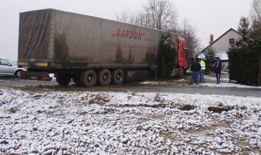 Valpovo: Šleper zbog snijega završio u dvorištu vikendice