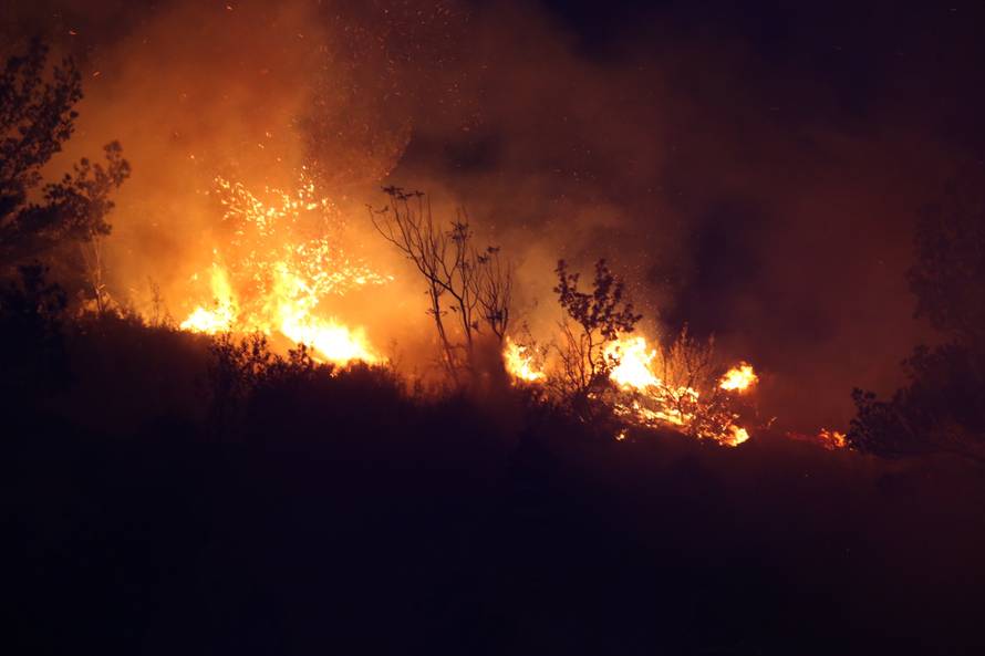 Zapalio travu uz prugu: Nisu mogli ugasiti vatru pa pobjegli