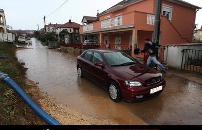 Nevrijeme pogodilo Zadar, na mjestima ceste bile pod vodom