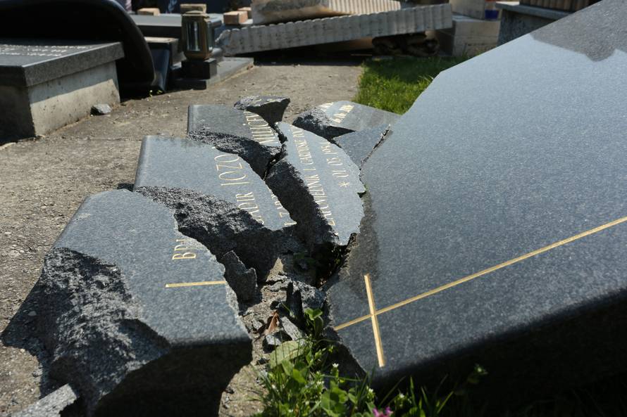 Mirogoj devastiran: U potresu oštećeno čak 6000 grobova...