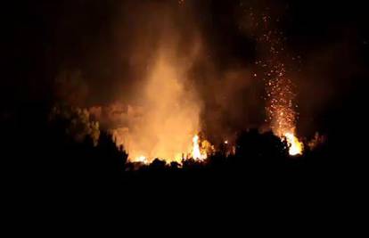 Noćna borba s vatrom kod Šibenika: Požar prijetio kućama 