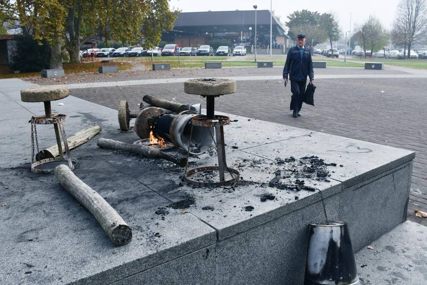 Vandali uništili spomenik braniteljima u Sisku