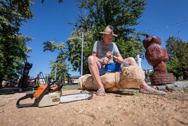 Osijek: 51 Kolonija kipara naive Ernestinovo stvaraju kiparska djela od trupca starog slavonskog hrasta