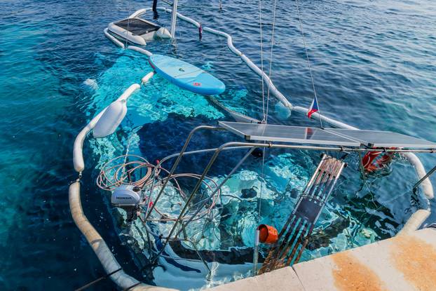 Biševo: Potopljena jedrilica u uvali Mezoporat koja danima smeta iskracju posjetitelja Modre Splilje