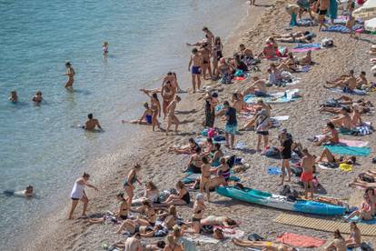 FOTO Stiže jesen, a na plaži u Dubrovniku se traži mjesto više!