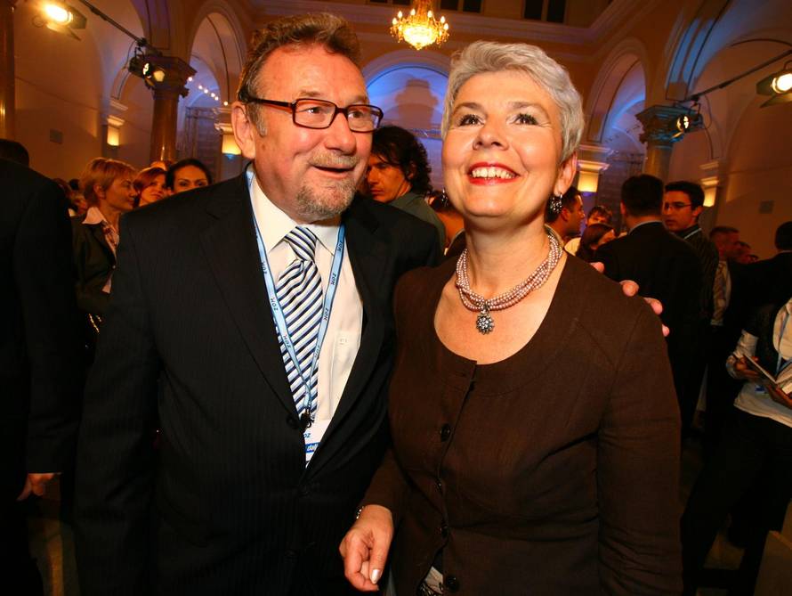 2007. Predsjednik HDZ-a Ivo Sanader najavio da očekuje mandat za sastavljanje vlade 