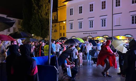 VIDEO U Ljubljani kiša lijevala, ali stotine ljudi navijalo za Sloveniju u drami osmine finala