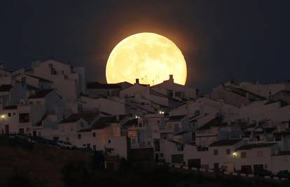 Rijedak fenomen: Pun Mjesec na Božić čekamo još od 1977.