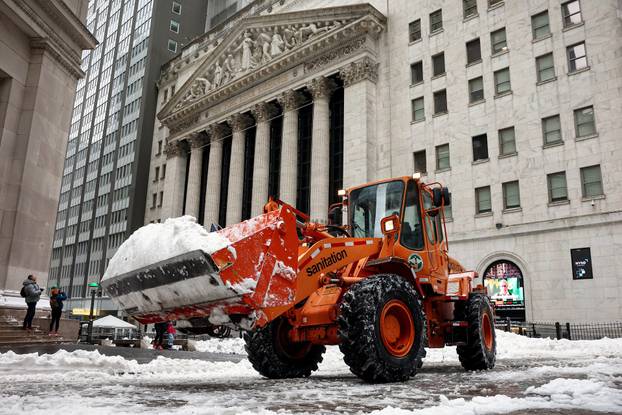 Major winter storm spreads across a large swath of the United States