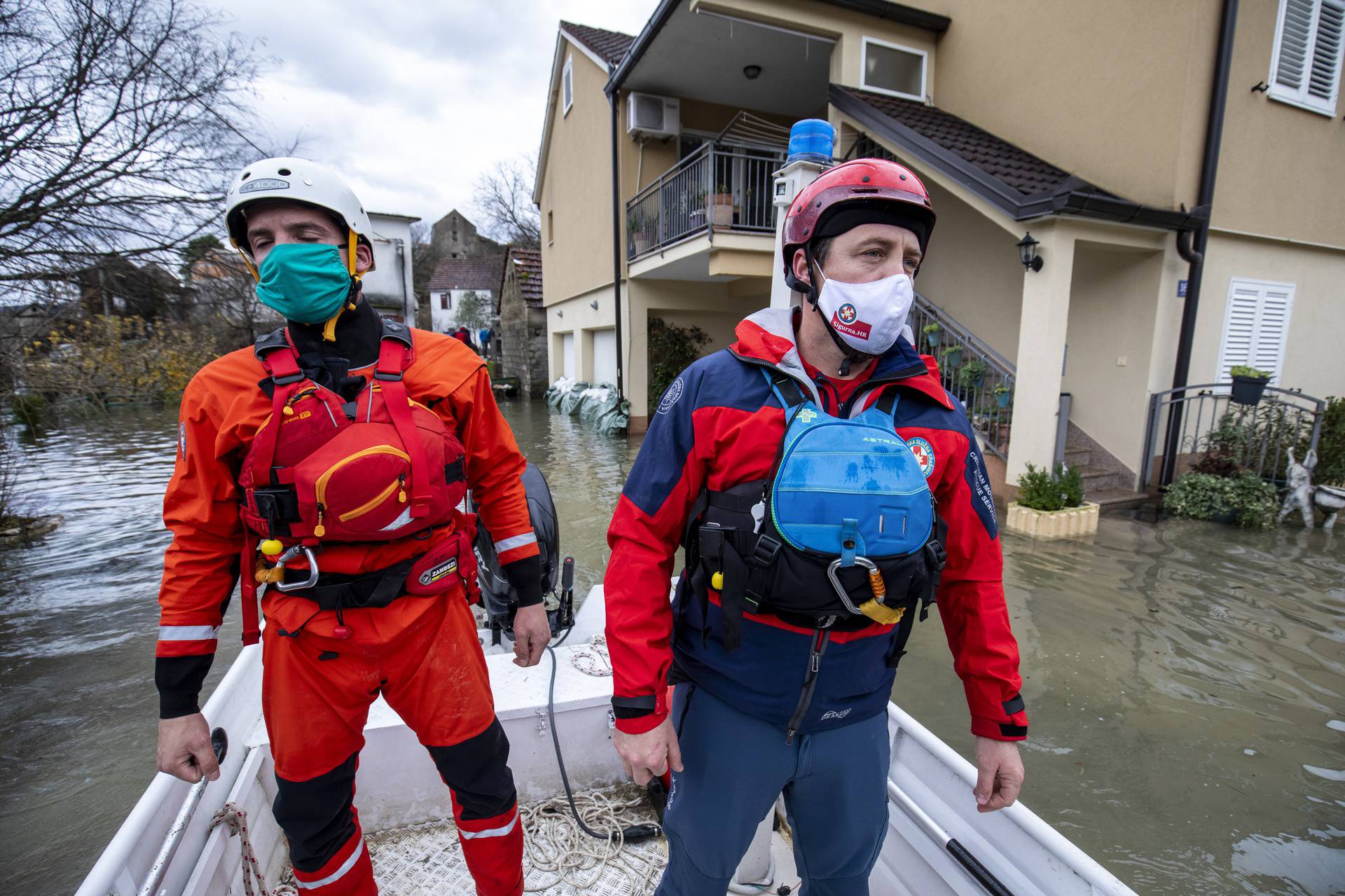 'Ženo, jači sam od poplave': Hrabri radnici penjali se na 11 metara da selu spase struju