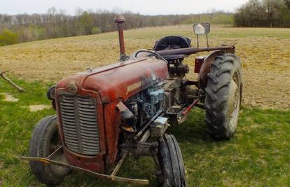 Slatina: Traktor se prevrnuo na nizbrdici, vozač (75) poginuo