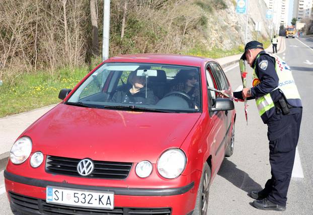 Šibenik: Prometni policajci ženama dijelili ruže u povodu Dana žena