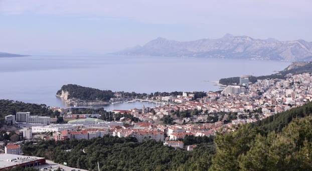 Panoramski pogled na Makarsku s južnih padina Biokova