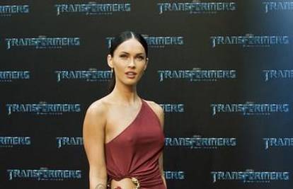 Perverznjak je slikao golu Megan Fox na snimanju...