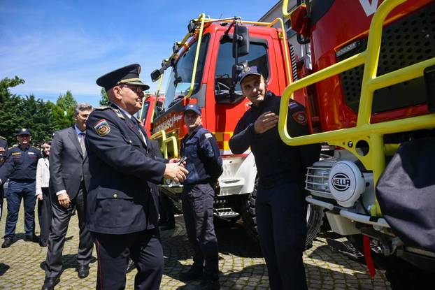 Zagreb: Svečana primopredaja vatrogasnih vozila