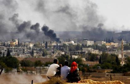 U opsadi Kobanea poginulo je 800 ljudi, a grad se jedva brani