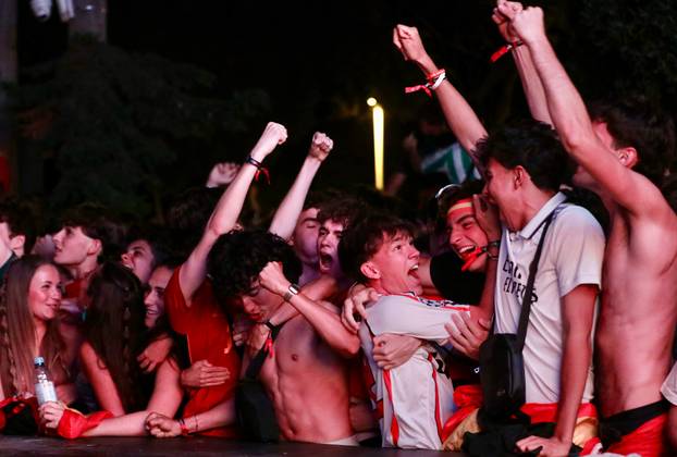 Španjolski navijači nakopn pobjede slavili na ulicama Splita 