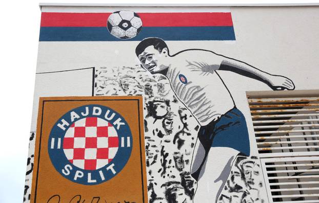Tribunj: Mural u centru grada u čast Pere Nadoveze, legendarnog igrača Hajduka