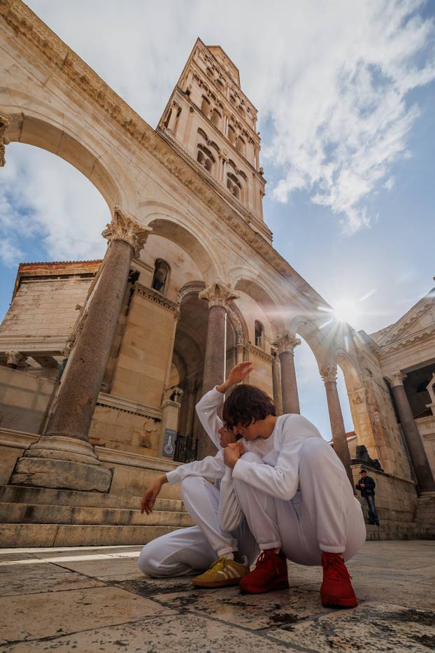 Performans 'Milovanje' na splitskom Peristilu
