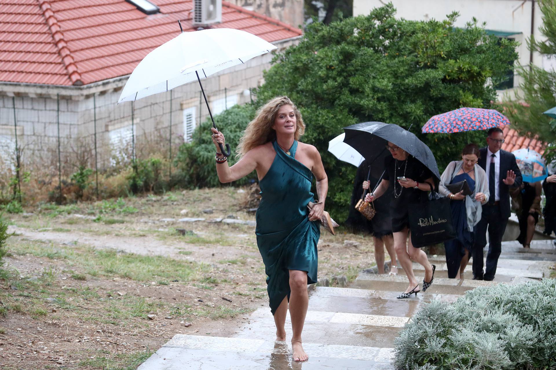 EKSKLUZIVNE FOTOGRAFIJE -  Dubrovnik: Bosa i pokisla Rachel Hunter dolazi na party nakon vjenčanja 