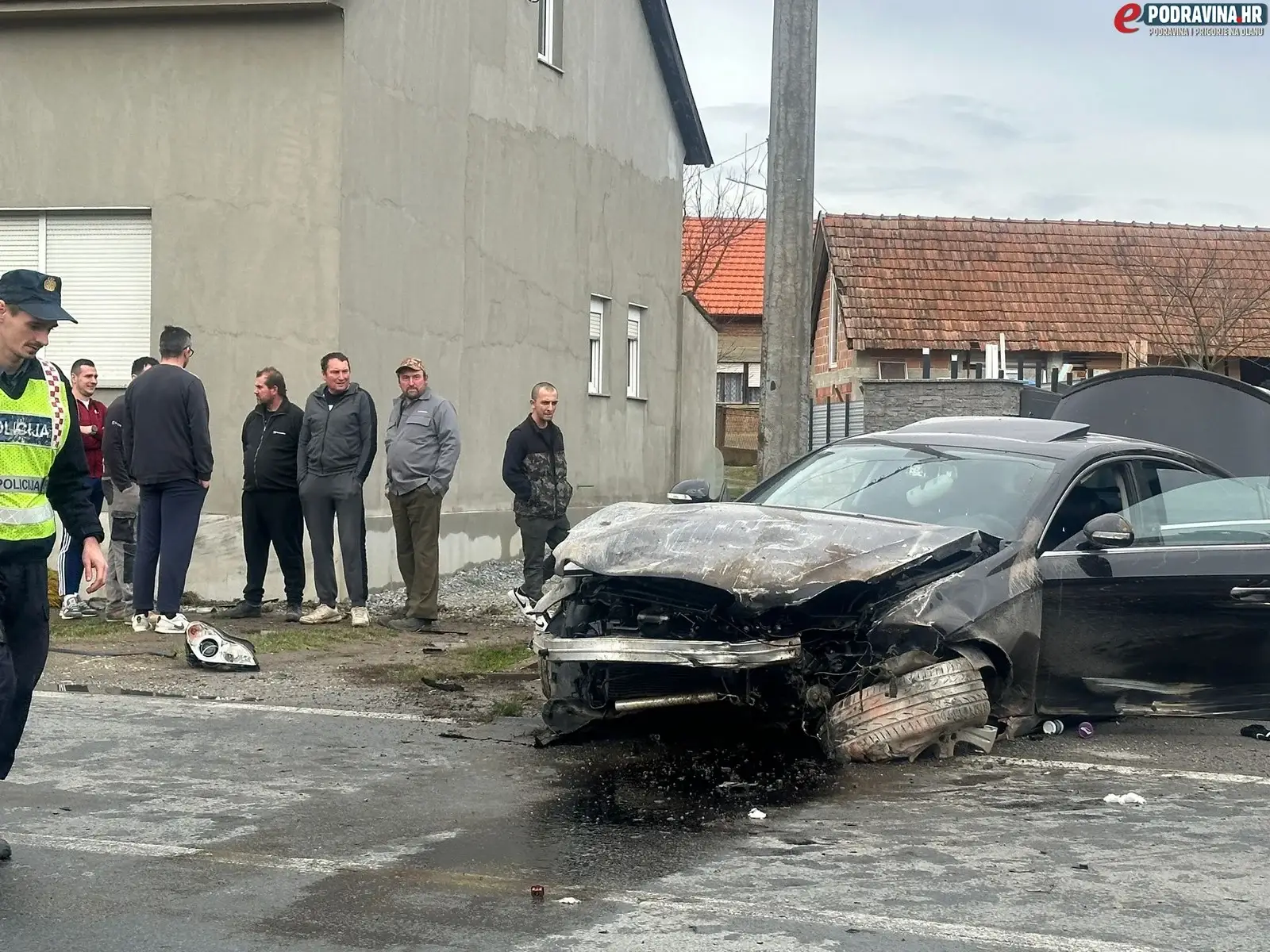 FOTO Mercedesom se zabio u kuću u Podravini: 'Zidovi kuće su popucali od siline udara...'