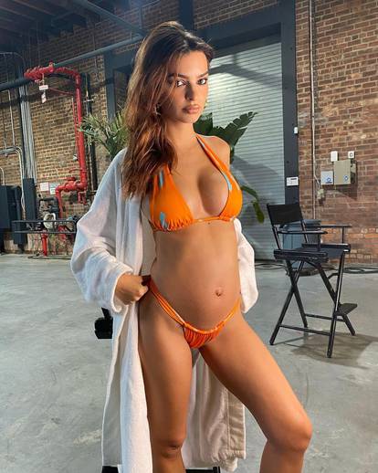 Trudna Emily Ratajkowski ne prestaje s golišavim fotkama...