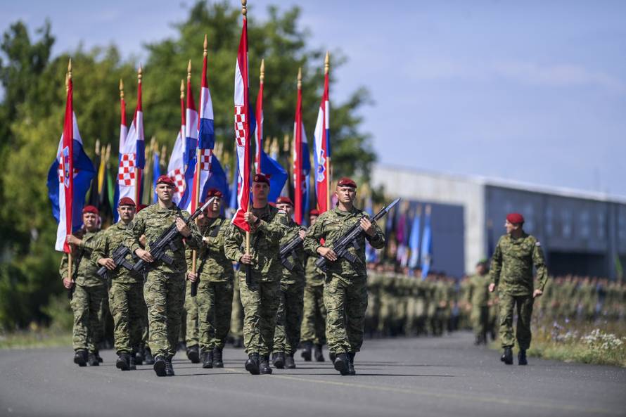 Velika Gorica: Uvježbavanje pješačkih postroja Hrvatske vojske za svečani vojni mimohod