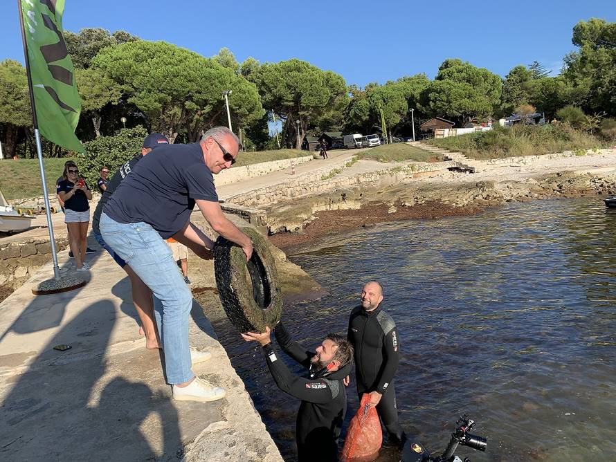 Hrvati i Slovenci čistili Jadran: 'Pod morem nema granica'